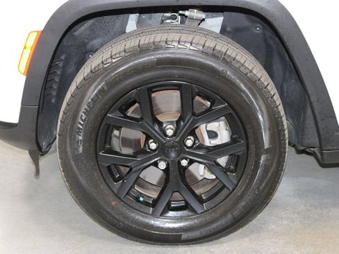 Used 2024 Jeep Grand Cherokee L Altitude AWD/4WD image 56