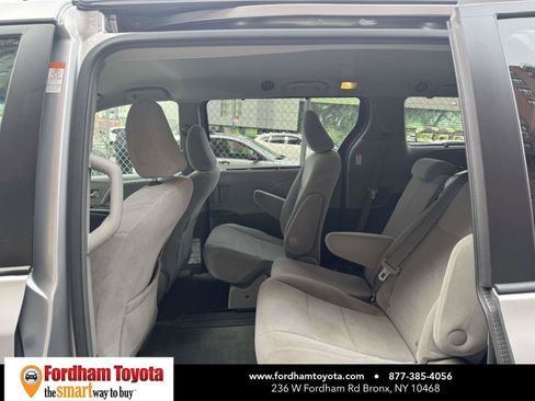 Used 2017 Toyota Sienna LE image 11