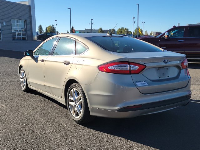 Used 2015 Ford Fusion SE FWD image 3
