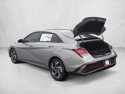 Used 2025 Hyundai Elantra Limited FWD image 2
