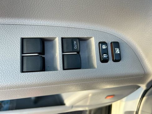 Used 2012 Toyota Highlander Limited FWD image 13