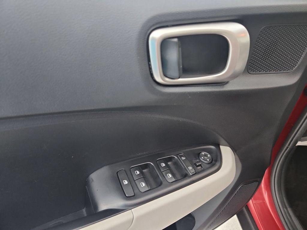 Used 2025 Hyundai Venue SEL FWD image 23