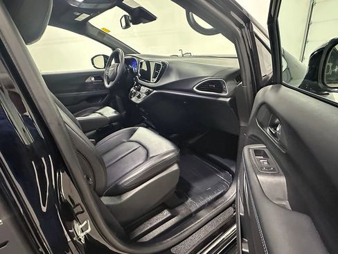 Used 2025 Chrysler Pacifica Select FWD image 19