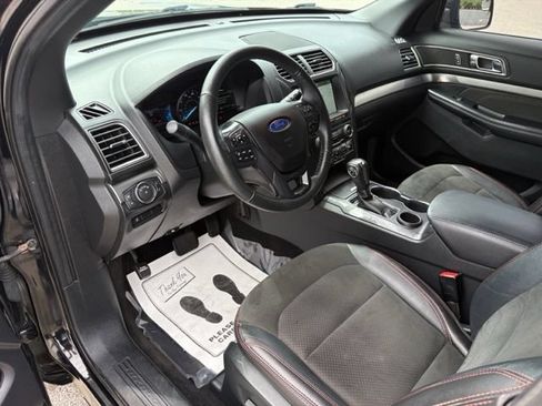 Used 2018 Ford Explorer XLT w/ Equipment Group 202A FWD image 36