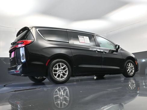 Used 2024 Chrysler Pacifica Touring-L FWD image 20