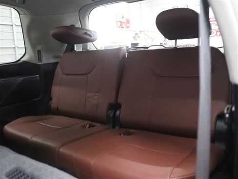 Used 2019 Lexus LX 570 4WD w/ Luxury Package image 23