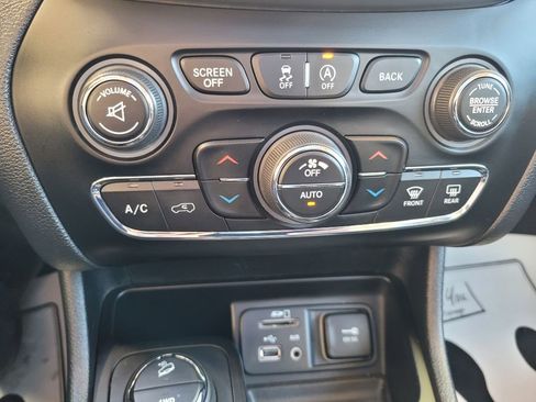 Used 2016 Jeep Cherokee Overland w/ Technology Group image 39