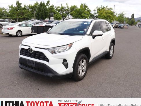 Used 2019 Toyota RAV4 XLE FWD image 1