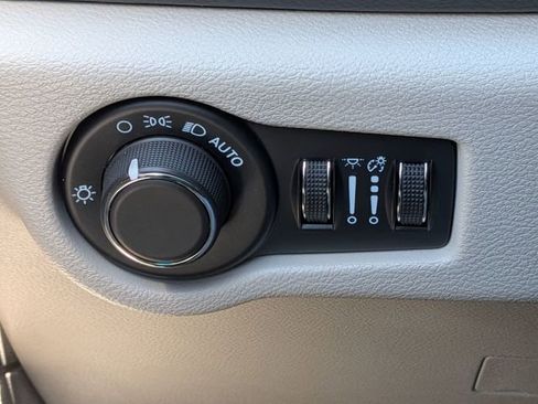 Used 2023 Chrysler Voyager LX FWD image 18
