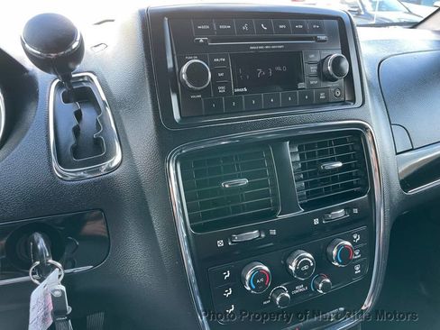 Used 2016 Dodge Grand Caravan SXT image 16