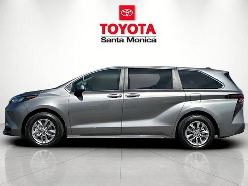 New 2026 Toyota Sienna LE FWD image 8