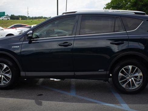 Used 2018 Toyota RAV4 XLE AWD/4WD image 7