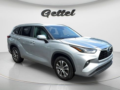 Used 2023 Toyota Highlander XLE FWD image 3