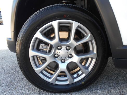 Certified 2024 Jeep Compass Latitude image 10