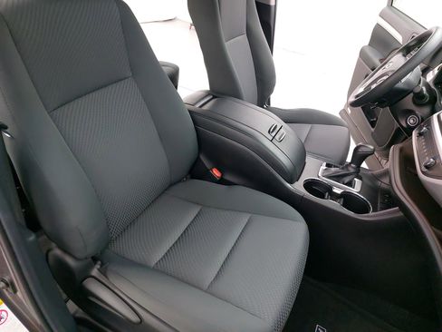 Used 2019 Toyota Highlander LE FWD image 12