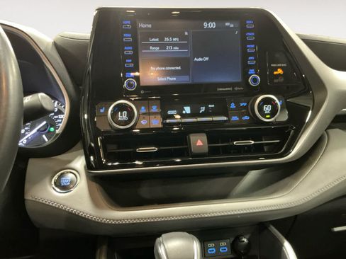 Used 2022 Toyota Highlander XLE AWD/4WD image 11