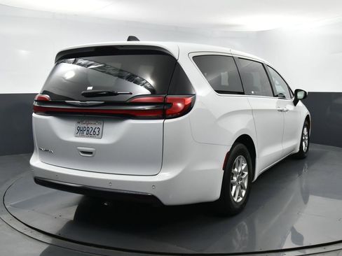 Used 2023 Chrysler Pacifica Touring-L FWD image 27