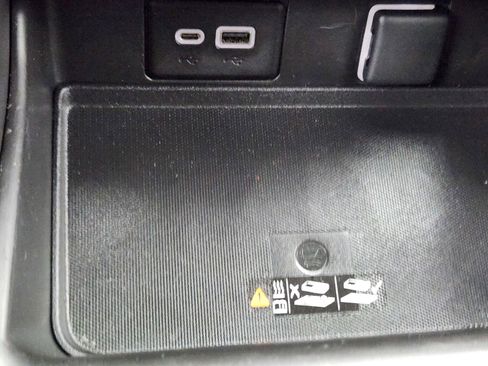 Used 2023 Chevrolet Suburban High Country image 18