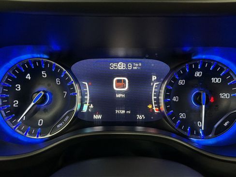 Used 2023 Chrysler Pacifica Touring-L FWD image 21