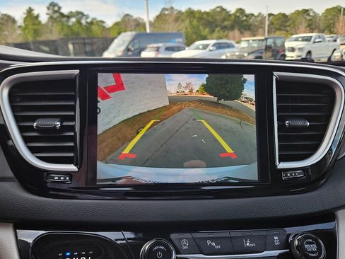 Used 2024 Chrysler Pacifica Touring-L image 32