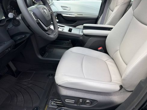 New 2026 Toyota Sienna XLE FWD image 17