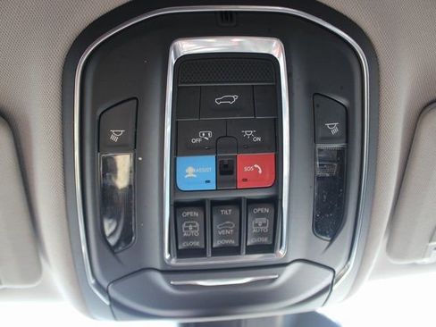 Used 2024 Jeep Grand Cherokee Limited image 9