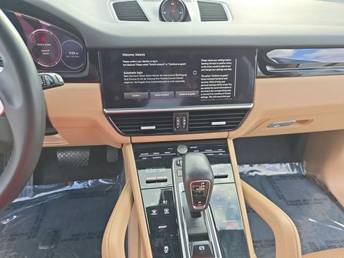 Used 2022 Porsche Cayenne w/ Premium Package AWD/4WD image 18