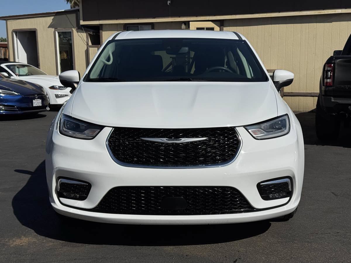 Used 2023 Chrysler Pacifica Touring-L FWD image 5