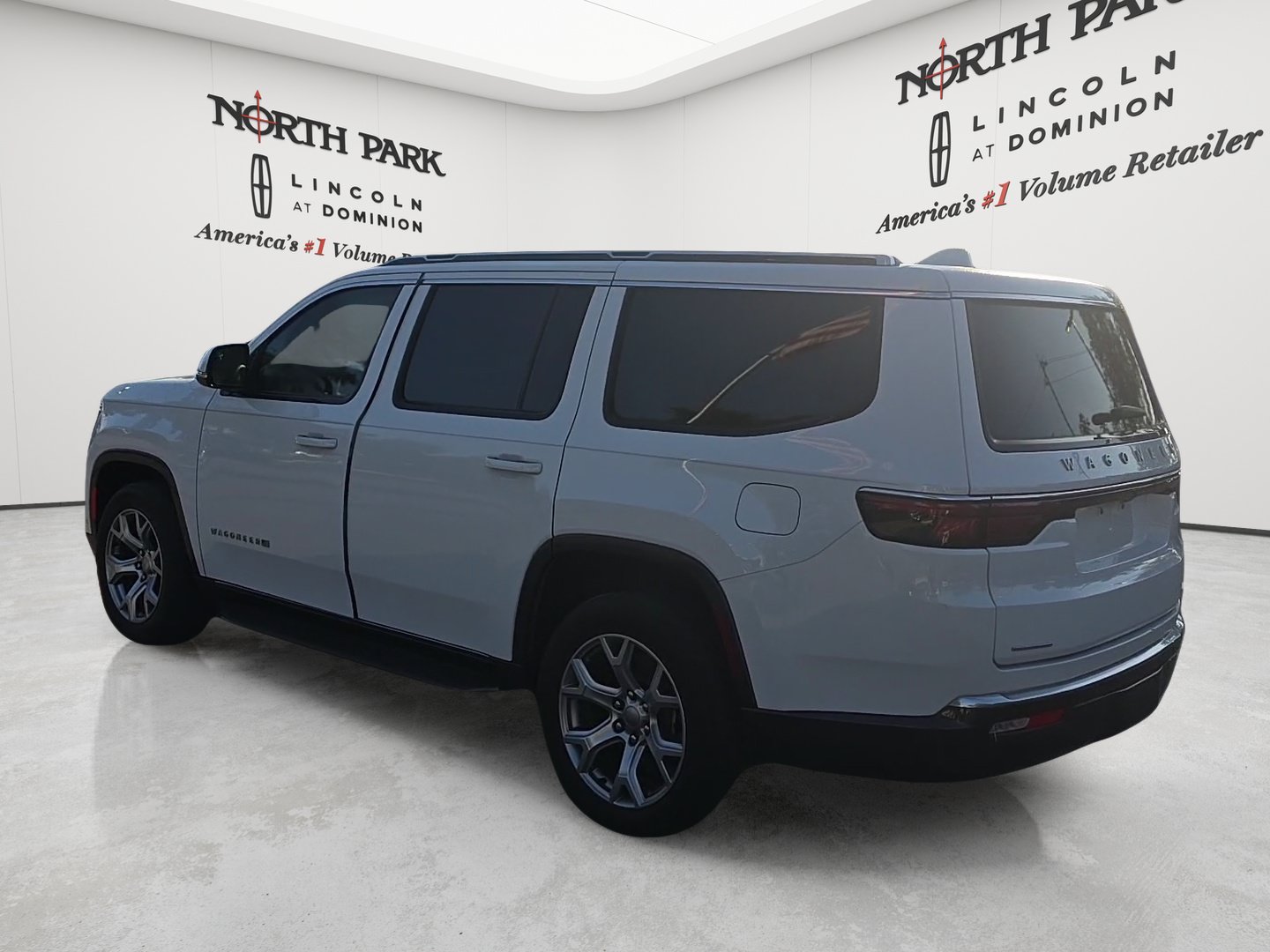 Used 2022 Jeep Wagoneer Series II AWD/4WD image 3