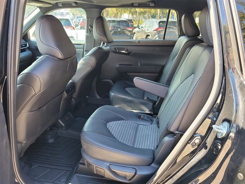 Used 2024 Toyota Highlander XSE image 11