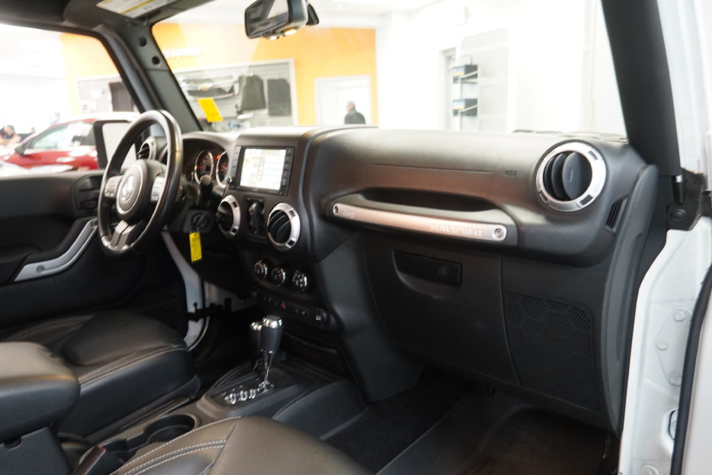Used 2015 Jeep Wrangler Unlimited Rubicon w/ Connectivity Group AWD/4WD image 33