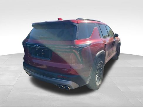 Used 2024 Chevrolet Traverse Z71 AWD/4WD image 3