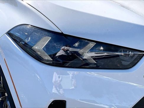 Certified 2025 BMW X6 xDrive40i w/ Executive Package image 27