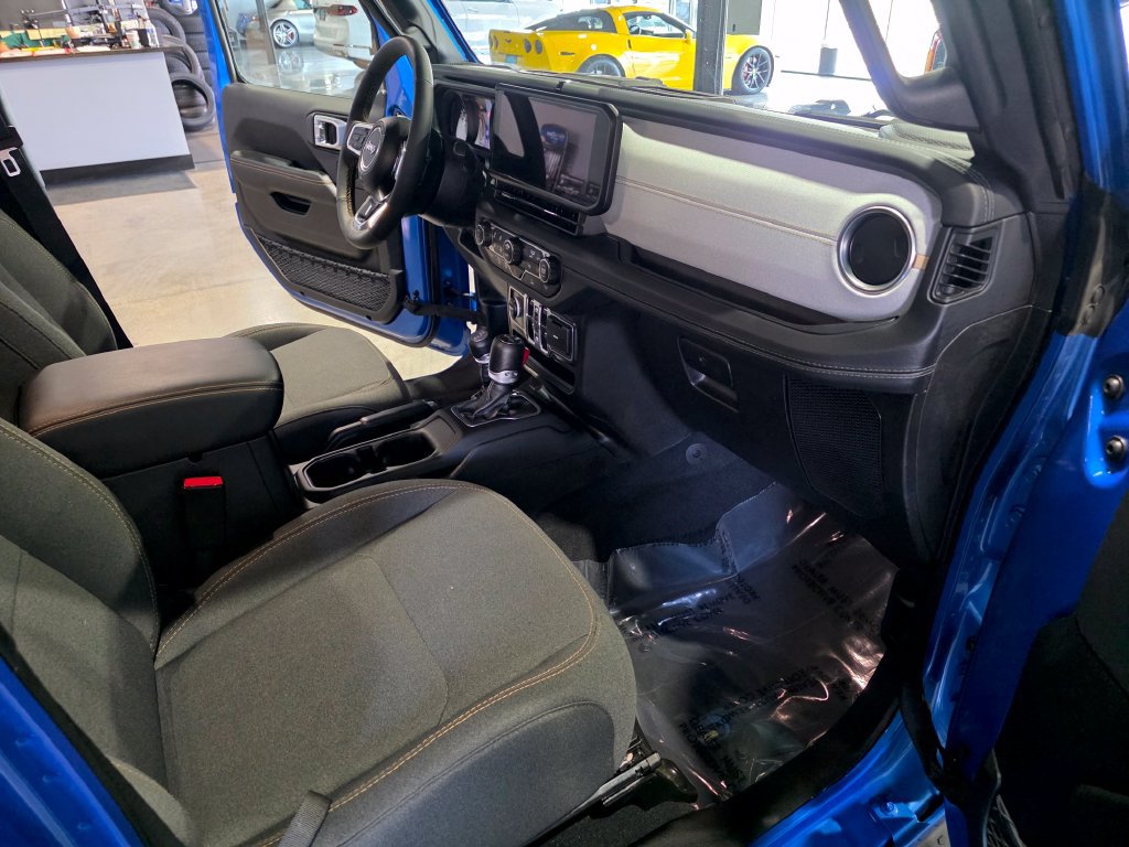 Used 2024 Jeep Wrangler Unlimited Sahara w/ Technology Group AWD/4WD image 17