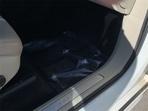 Used 2018 Volvo XC90 T6 Momentum w/ Convenience Package image 40