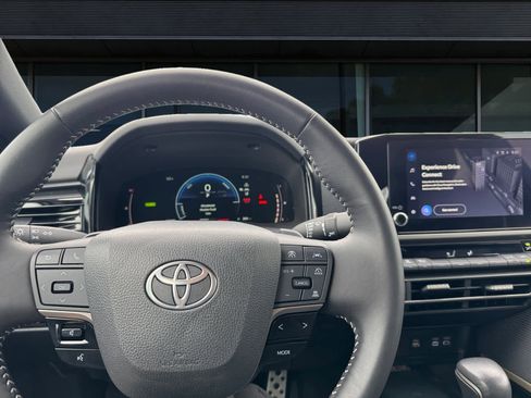 Used 2025 Toyota Camry SE image 3