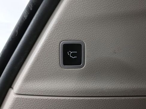 Used 2018 Chrysler Pacifica Limited w/ Advanced Safetytec Group FWD image 41