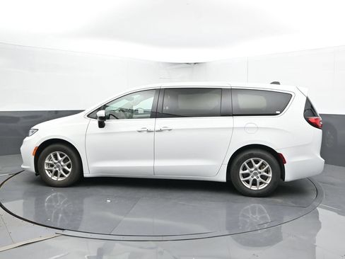 Used 2023 Chrysler Pacifica Touring-L FWD image 9