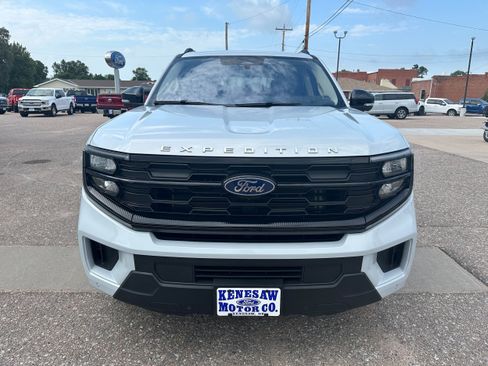 Used 2025 Ford Expedition Active AWD/4WD image 2