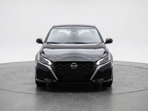 Used 2025 Nissan Altima 2.5 SV FWD image 2