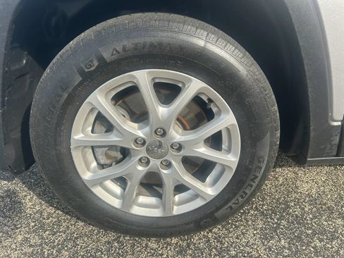 Used 2018 Jeep Cherokee Latitude w/ Cold Weather Group AWD/4WD image 22