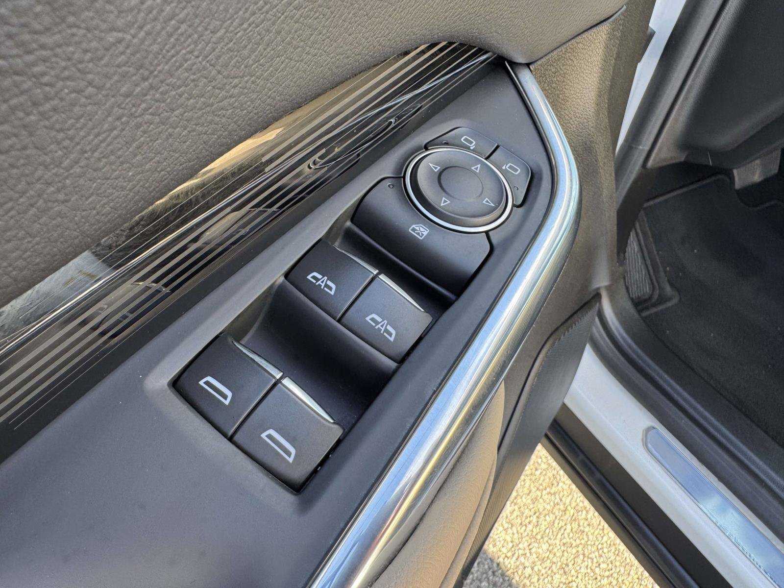 Used 2024 Cadillac XT4 Luxury w/ Cold Weather Package AWD/4WD image 16