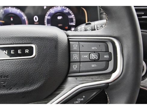 Used 2024 Jeep Wagoneer L Series III w/ Flexible Seating Group AWD/4WD image 17