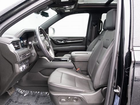 Used 2024 GMC Yukon Denali w/ Denali Reserve Package image 12
