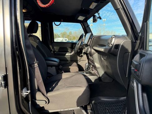 Used 2017 Jeep Wrangler Unlimited Sahara image 22