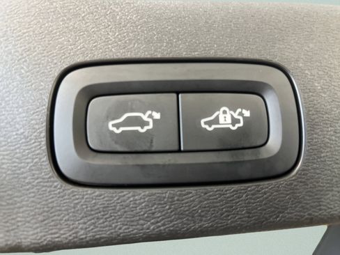 Used 2025 Volvo V60 B5 Cross Country Plus image 12