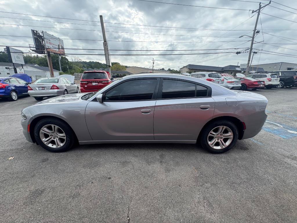 Used 2016 Dodge Charger SE RWD image 2
