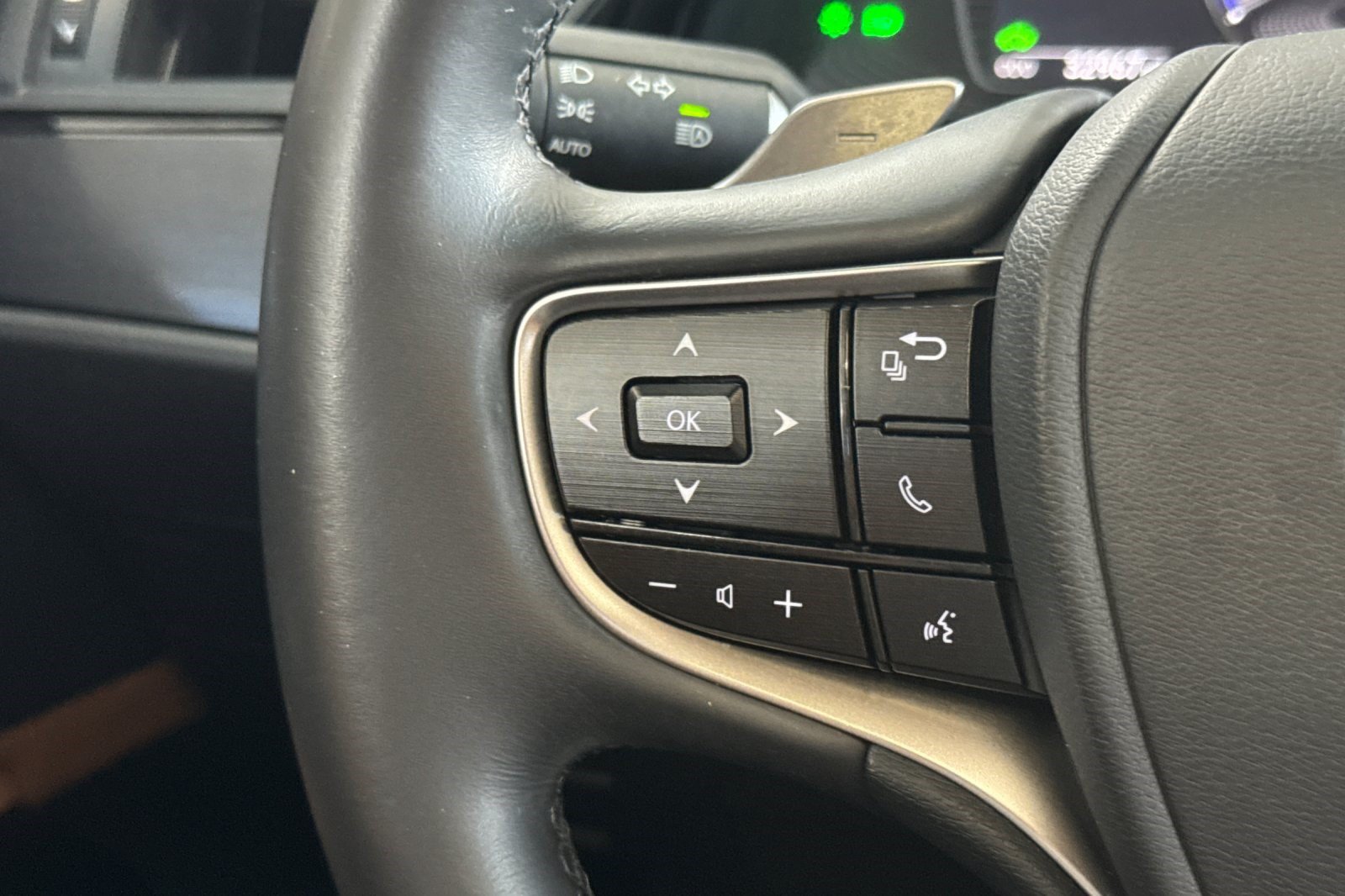 Used 2024 Lexus ES 300h w/ Premium Package FWD image 29