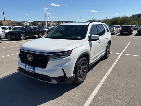 Used 2025 Honda Pilot Touring image 1