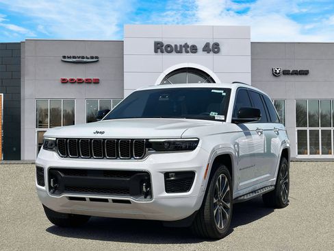 Used 2023 Jeep Grand Cherokee Overland AWD/4WD image 2